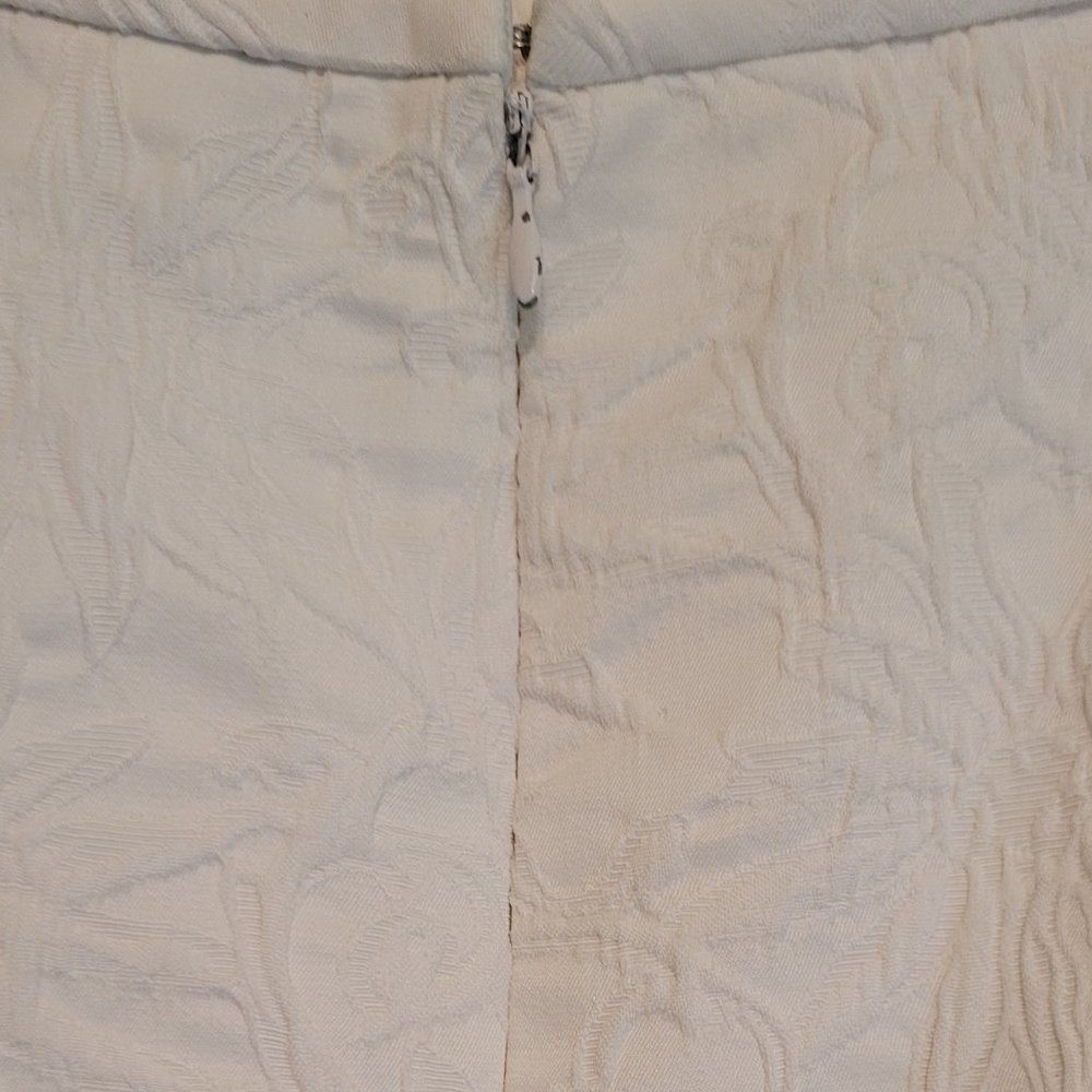 Kasper Ivory White Embossed Pencil Skirt Size 4P - Picture 4 of 7